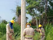 CFE coloca postes «altos» en Nanchital para que no se roben cables