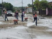 Desinfectan con cal calles de Minatitlán tras inundación
