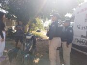 Se le dispara moto a repartidora de comida y se estrella contra un domicilio