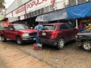 Choca adulto mayor seis carros en el mercado Morelos