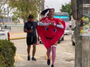 Se disfraza de corazón para regalar paletas y alegría por calles de Coatza