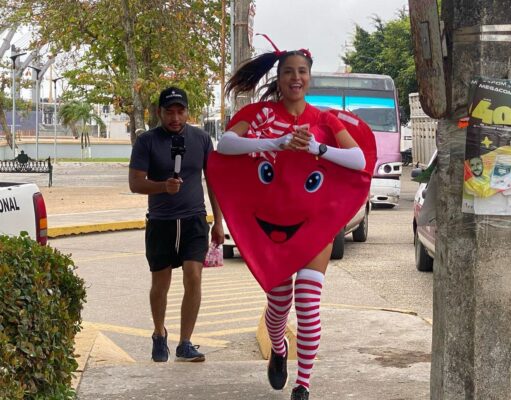 Se disfraza de corazón para regalar paletas y alegría por calles de Coatza