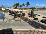 Reparan rejillas de calle que va a Forum Coatza