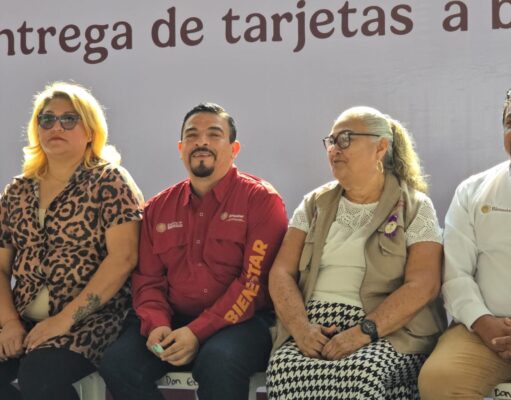 Entrega Cazarín 909 tarjetas a jóvenes construyendo el futuro en Coatza