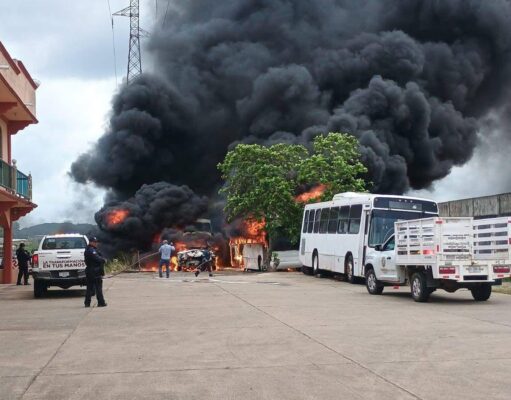 Fuego consume autobuses en Nanchital