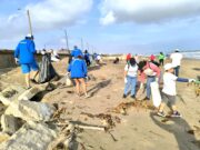 Limpian dos kilómetros de playa de Coatza