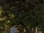 Sujeto de Coatza maltrata a tlacuache y lo graban en video