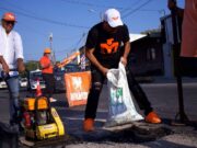 Con más fuerza, El Gallo continúa bacheando por Coatza