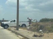 Captan a sujetos tirando basura en terreno baldío en Jirafas