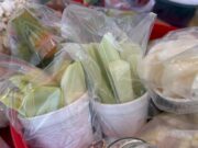 Cambian frituras por frutas vendedores de chatarra afuera de escuelas