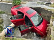 Venian de fiesta y terminaron en canal de aguas pluviales