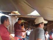 ¡Que se quede! Pobladores retienen a alcalde de Uxpanapa