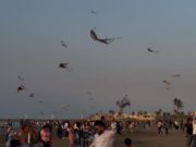 Vuelan papalotes papis y mamis junto a sus hijos