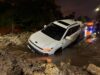 Camioneta cae en zanja en Mina