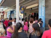 Escuelas condicionan compra de uniformes en Coatza